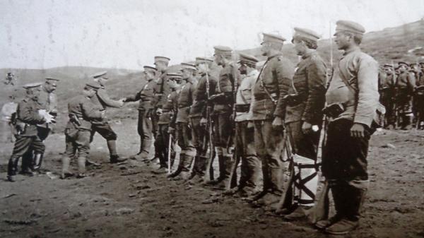  солдатам 4 го пехотного Плевенского полка вручаются награды – крест «За храбрость», ПМВ, Южный фронт, 1916 г.
