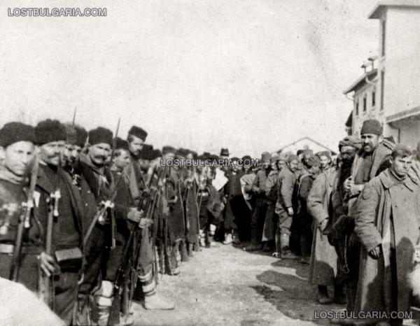 войници охраняват турски военнопленници, гарата в Стара Загора, 1912 г.