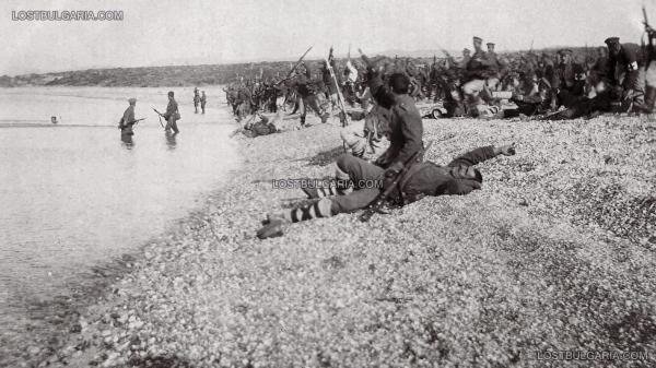  войници, достигнали брега на Бяло море се радват на рядката възможност за почивка, 1912 г.