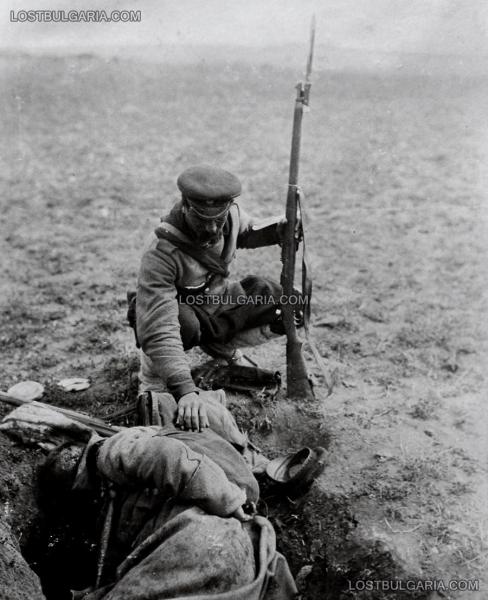  войник и загинал боен другар, някъде около Айваз баба, 1912 г.