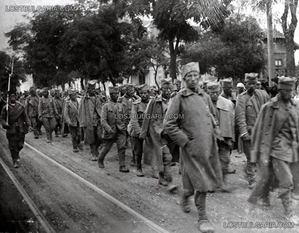  сръбски войници под конвой по улиците на София, 1913 г.