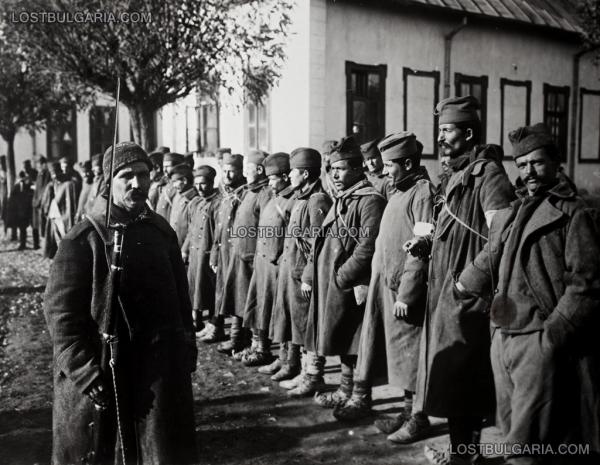  солдат и сербские пленные. ПМВ, 1917 год