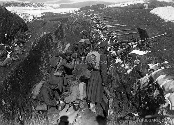  войници се хранят на позиция в окопите. ПМВ, 1918 г.