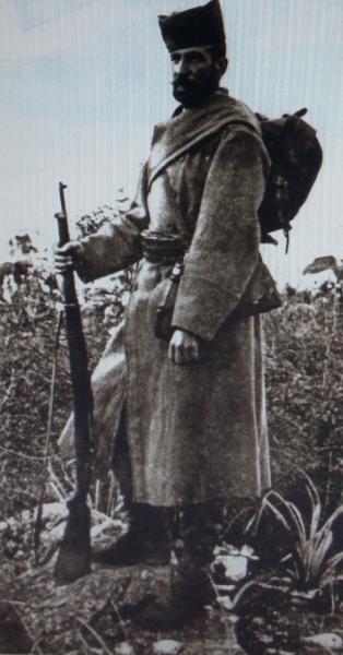  солдат с винтовкой системы Маузера обр. 1910 года