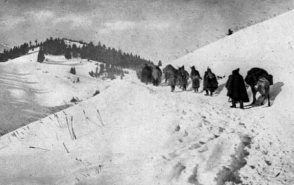  солдаты в Албанских горах. ПМВ 01