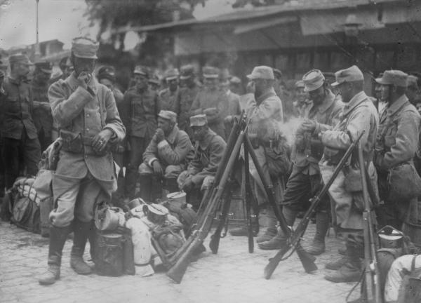 French soldiers resting in Thessaloniki, 1915 (01)