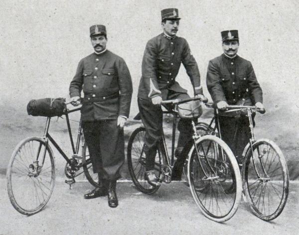 Premier gendarme à vélo, 1898