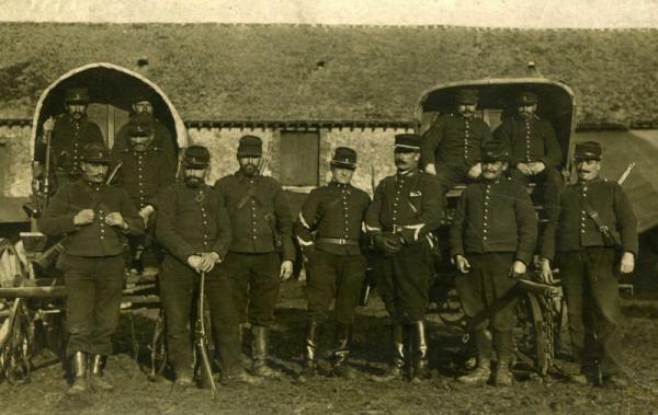  артиллеристы с кавалерийскими и артиллерийскими карабинами Бертье 01