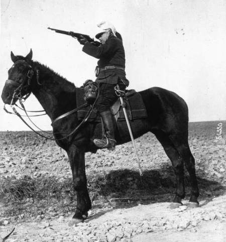  драгун или жандарм с артиллерийским мушкетоном (карабином) Бертье обр. 1892 года 01
