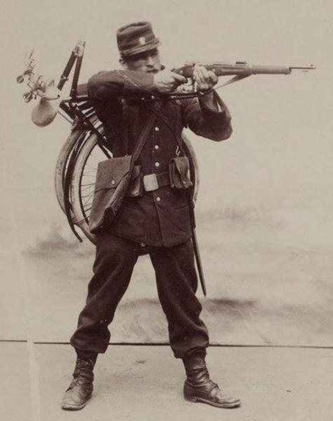  солдат со складным велосипедом «Gladiator», карабином Бертье и штыком к нему (01)