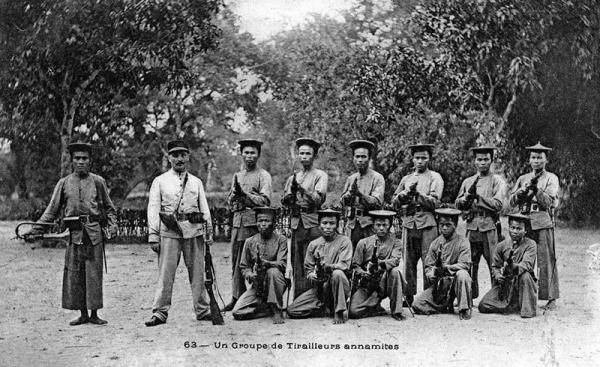  стрелки аннамиты с артиллерийскими мушкетонами Бертье обр. 1892 года 01