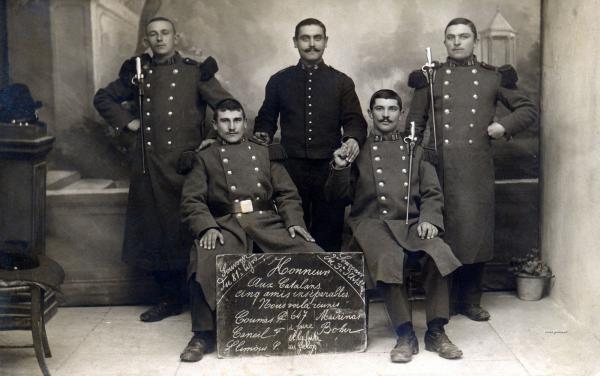  военнослужащие сфотографировались в фотоателье со штыками обр. 1886 года 01