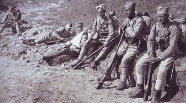  солдаты с французскими винтовками и штыками в годы ПМВ (01)