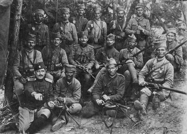  сербских солдат и офицеров в Греции во время тренировок перед Вардарским наступлением
