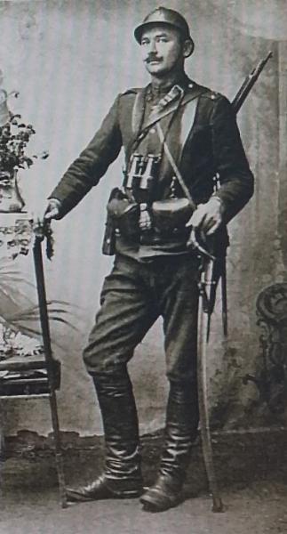  унтер офицер кавалерии с французской саблей обр. 1822 88 года, французским мушкетоном Бертье (1918  год)