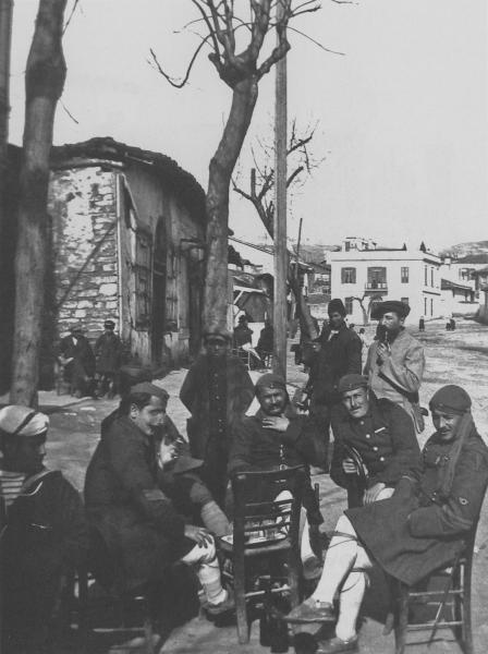  солдаты в кафе города Салоники. ПМВ