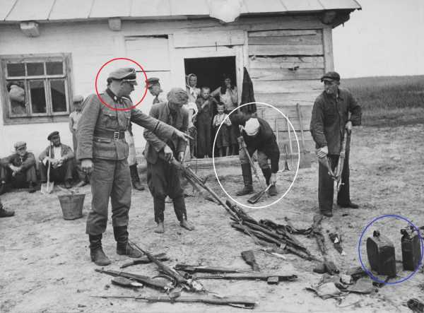 Жители деревни ломают собранные советские винтовки под контролем офицера СС чб — копия