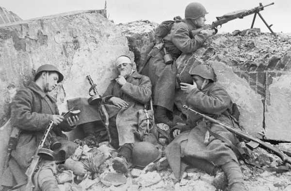  солдаты отдыхают во время передышки между боями в Сталинграде [1]