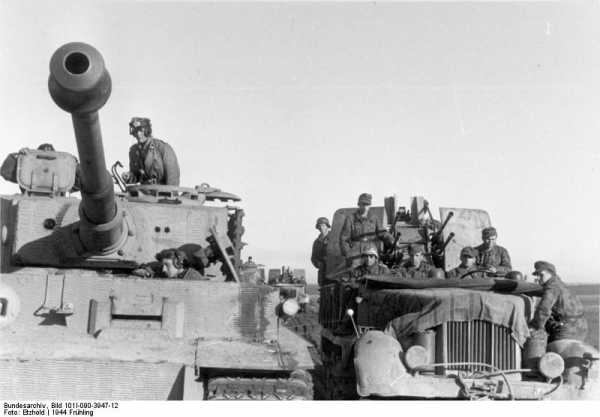 30 4   Bundesarchiv Bild 101I 090 3947 12 Russland Panzer IV Vierlingsflak