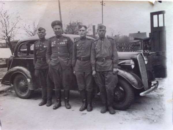 Нач.штаба 59 й танковой бригады Волков С.Н.с водителем и ординарцами