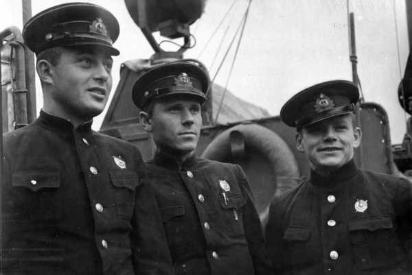  командиры катеров МО, награждённые орденами Красного Знамени слева направо ст.лейтенант Раскин С.Е., лейтенант М.М.Кульчицкий и лейтенант С.Демидов.