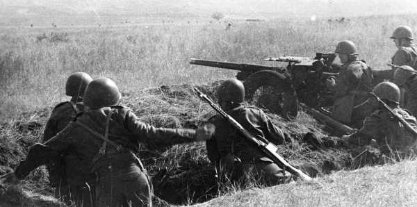 Воины Югославской армии в бою»  фот. Т. Мельник. 1944.