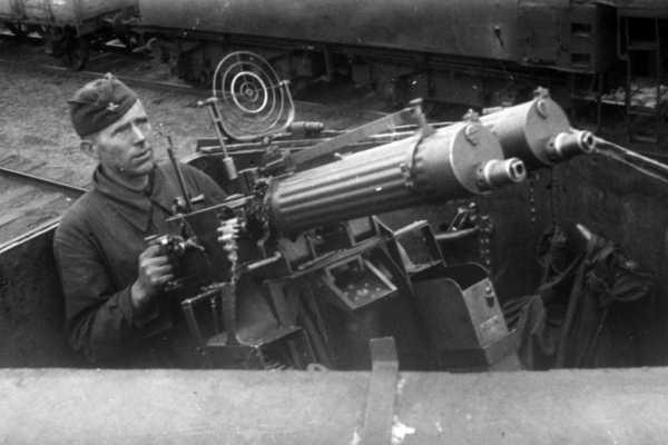 Наводчик зенитной спарки сержант А.Ф. Хорошев отражает атаку немецких штурмовиков на бронепоезд, 1943.