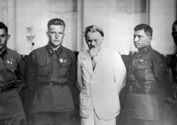 Советского Союза Зинин на награждении в 1940 году с Калининым