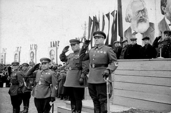  парад в Уссурийске. Предположительно 1 мая 1941   судя по новым генеральским знакам отличия, генерал лейтенант справа   А.И.Еременко