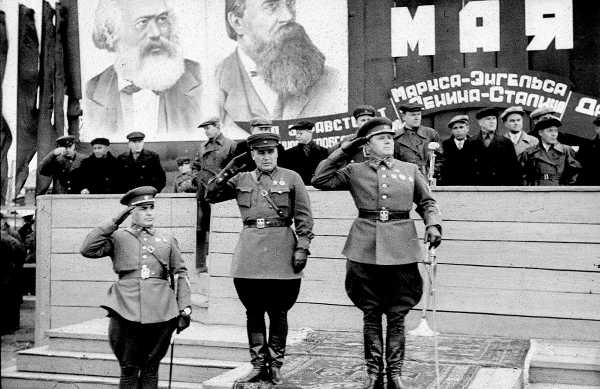  парад в Уссурийске. Предположительно 1 мая 1941   судя по новым генеральским знакам отличия, генерал лейтенант справа   А.И.Еременко2