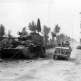 Джип с солдатами 5-й американской армии у подбитого немецкого танка Pz.Kpfw. IV на дороге в районе итальянской деревни Понтедера Фото