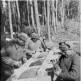 Советские саперы-гвардейцы собирают плот из деревянных бочек Фото