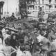 Киевляне осматривают трофейную немецкую САУ StuG III Ausf С, захваченную у села Вита-Почтовая Фото