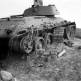 Брошенный экипажем советский танк Т-34 с разорванной гусеницей Фото