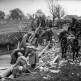 Бойцы Красной Армии сооружают переправу через реку на месте разрушенного моста Фото