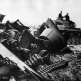 Немецкий танк Pz. Kpfw. III едет мимо уничтоженного советского танка Т-26 Фото