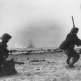 Британские солдаты на пляже Дюнкерка во время немецкого авианалета Фото