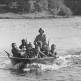 Группа финских солдат во время перехода по реке на моторной лодке Фото