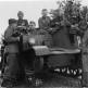 Американские операторы приветствуют советских бойцов на бронетранспортере в Лейпциге Фото