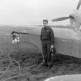 Лейтенант Тейлор стоит рядом со своим поврежденным истребителем P-51А «Мустанг» Фото