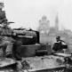 Танкисты 1-й танковой дивизии СС на броне Pz.Beob.Wg. III под Харьковом Фото