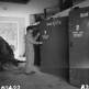Выживший узник концлагеря Дахау показывает дезинфекционные камеры для одежды узников Фото