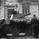 Немецкие военные рядом с бронеавтомобилем Аутоблинда 43 в центре Белграда Фото