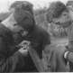 Немецкие солдаты осматривают одежду в поисках вшей Фото