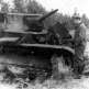 Немецкий солдат рассматривает взорванный советский танк Т-26 Фото